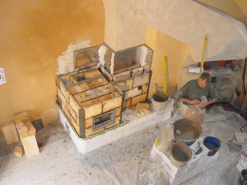 Le foyer est recouvert : préparation du mélange argile-chamotte utilisé